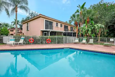 9715 NW 23rd Ct, Pembroke Pines: photo 1 of 22