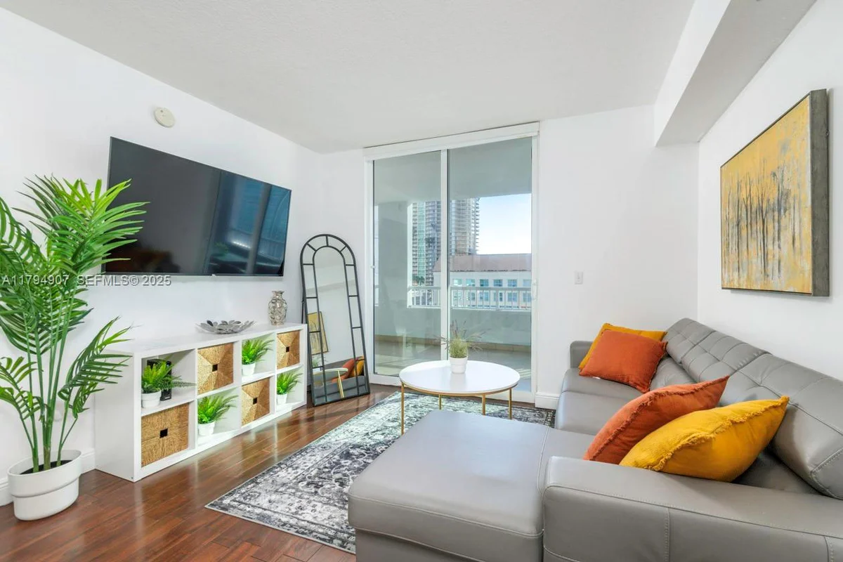 170 SE 14th St #1905, Miami: photo 1 of 17