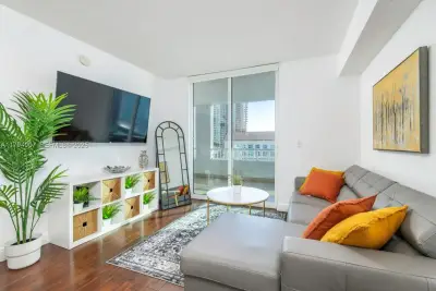 170 SE 14th St #1905, Miami: photo 1 of 17