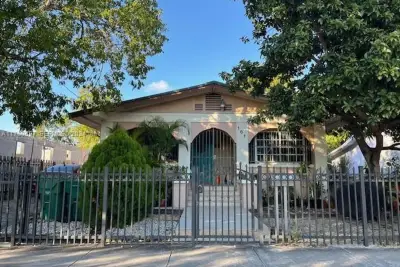 161 NW 35th St, Miami: photo 1 of 36