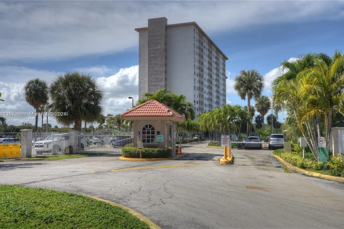 400 Kings Point Dr #1031, Sunny Isles Beach: photo 1 of 26