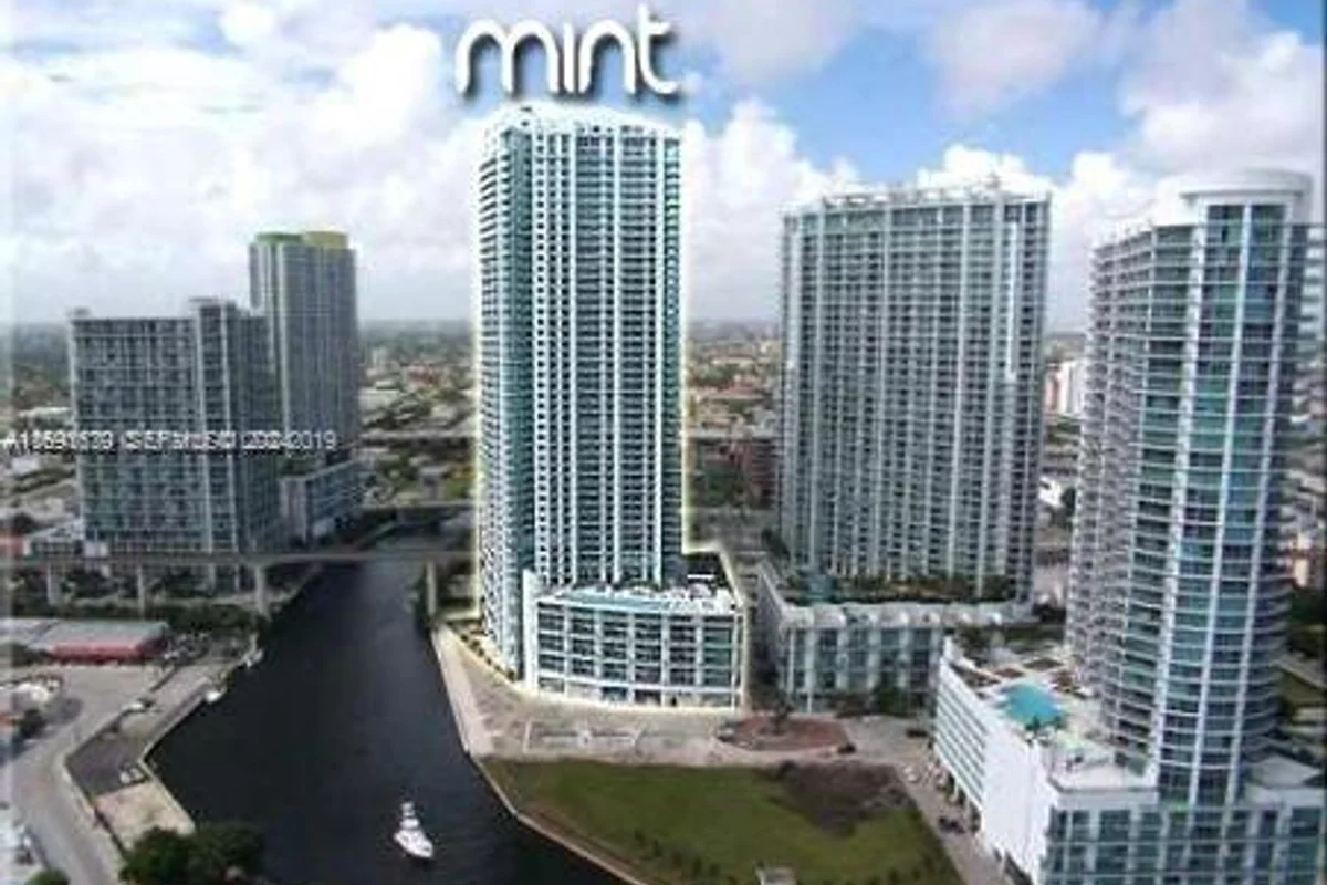 92 SW 3rd St #1802, Miami: photo 1 of 19