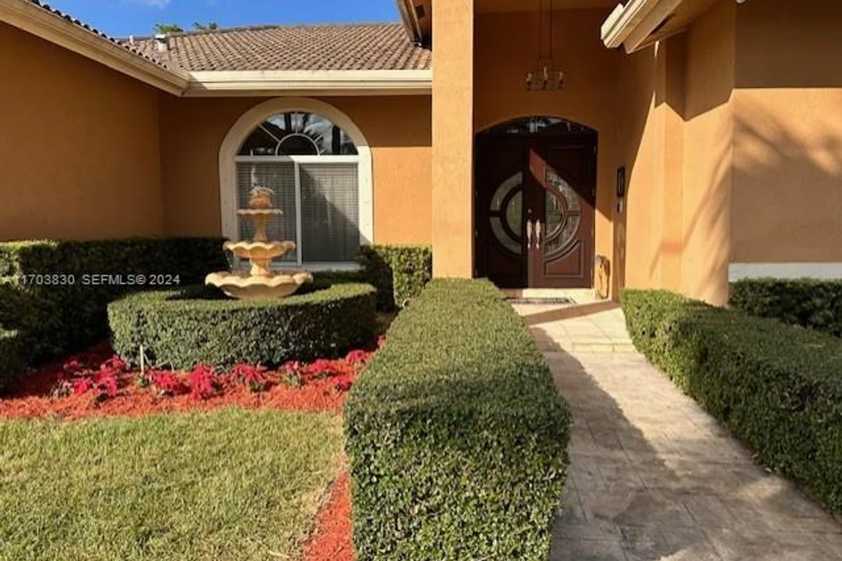 10601 SW 128th St, Miami: photo 1 of 30