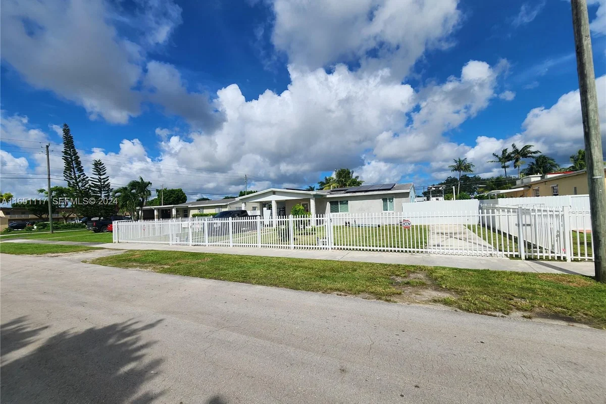 1025 NE 13th Ave, Homestead: photo 1 of 24