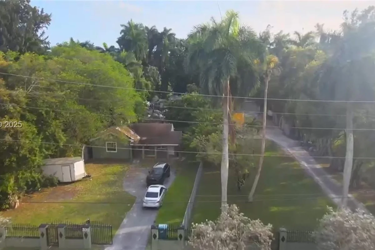 308 NW 159th St, Miami: photo 1 of 1