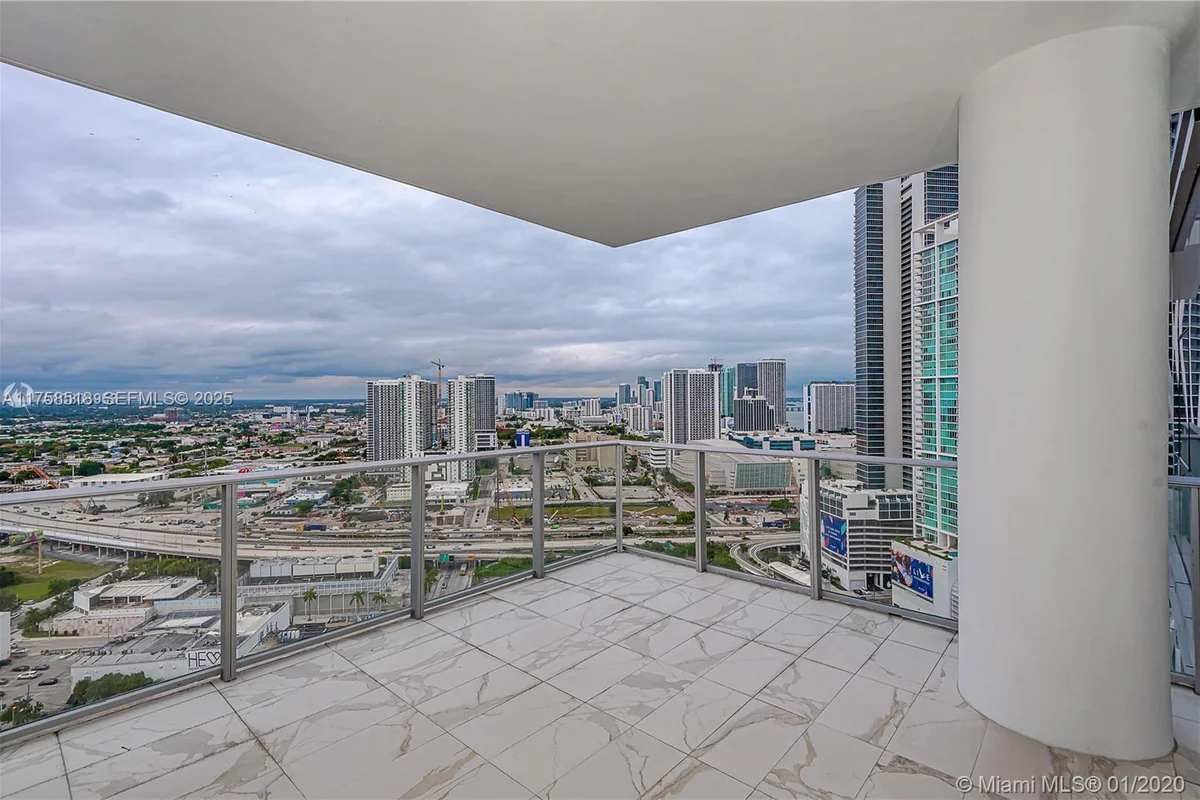 851 NE 1st Ave #2600, Miami: photo 1 of 24