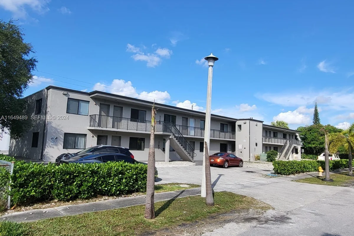 14100 NW 6th Ct #109, North Miami: photo 1 of 6
