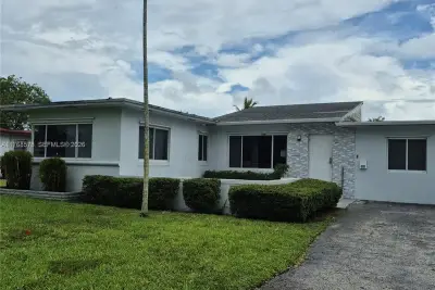 8320 NW 10 Ave, Miami: photo 1 of 28