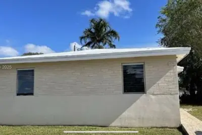 409 SW 4th Ter, Hallandale Beach: photo 1 of 4
