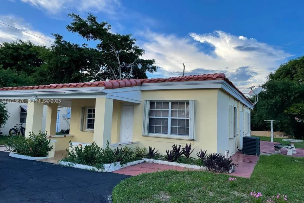 1223 NE 181st St, North Miami Beach: photo 1 of 17