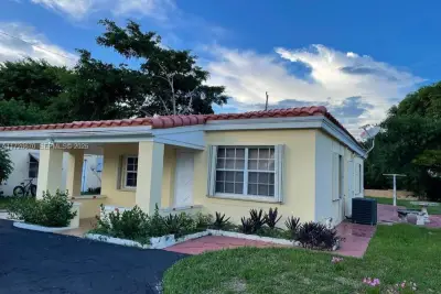 1223 NE 181st St, North Miami Beach: photo 1 of 17