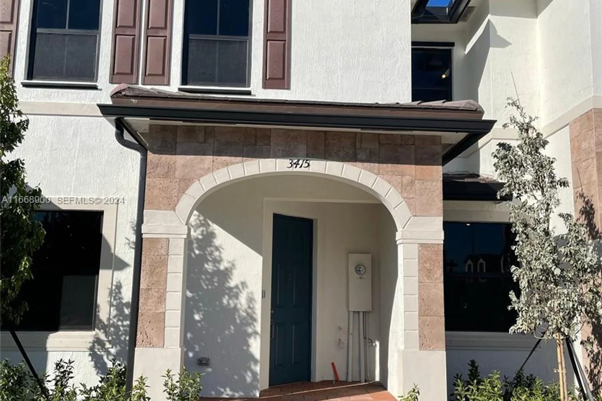 3415 W 112th Ter, Hialeah: photo 1 of 21