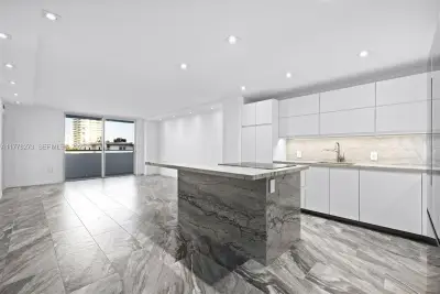 1658 Bay Rd #504, Miami Beach: photo 1 of 18