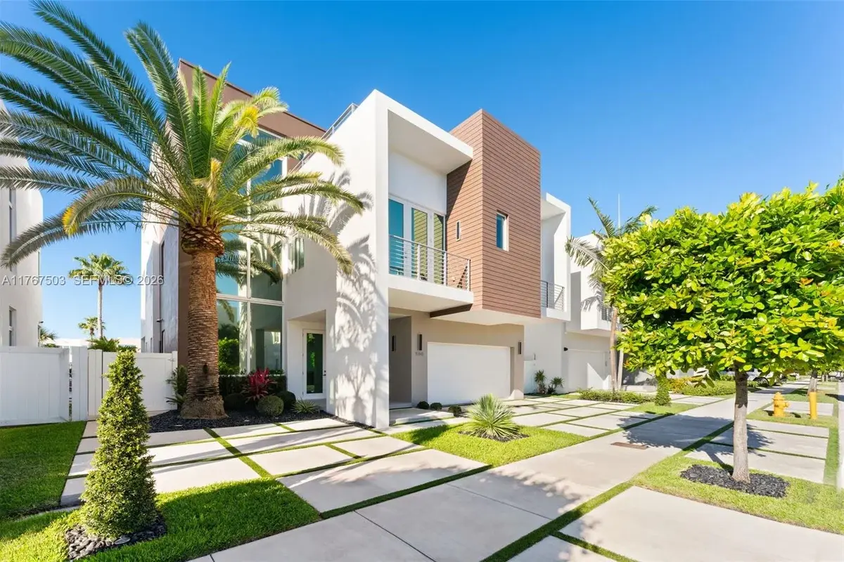 10561 NW 67th Ter, Doral: photo 1 of 49