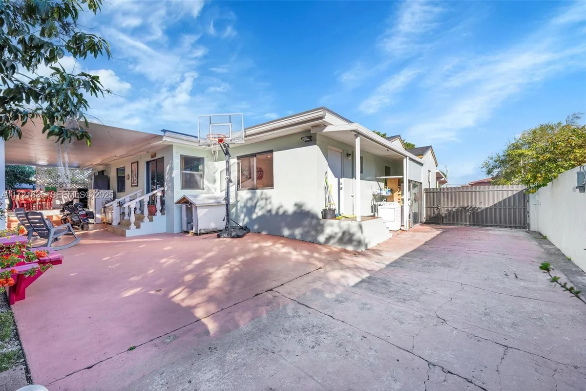 462 E 39th St, Hialeah: photo 1 of 44