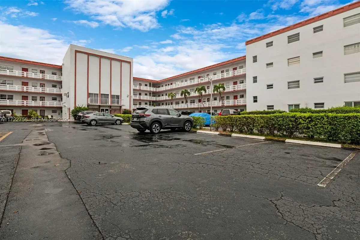 4000 NW 44th Ave #205, Lauderdale Lakes: photo 1 of 41
