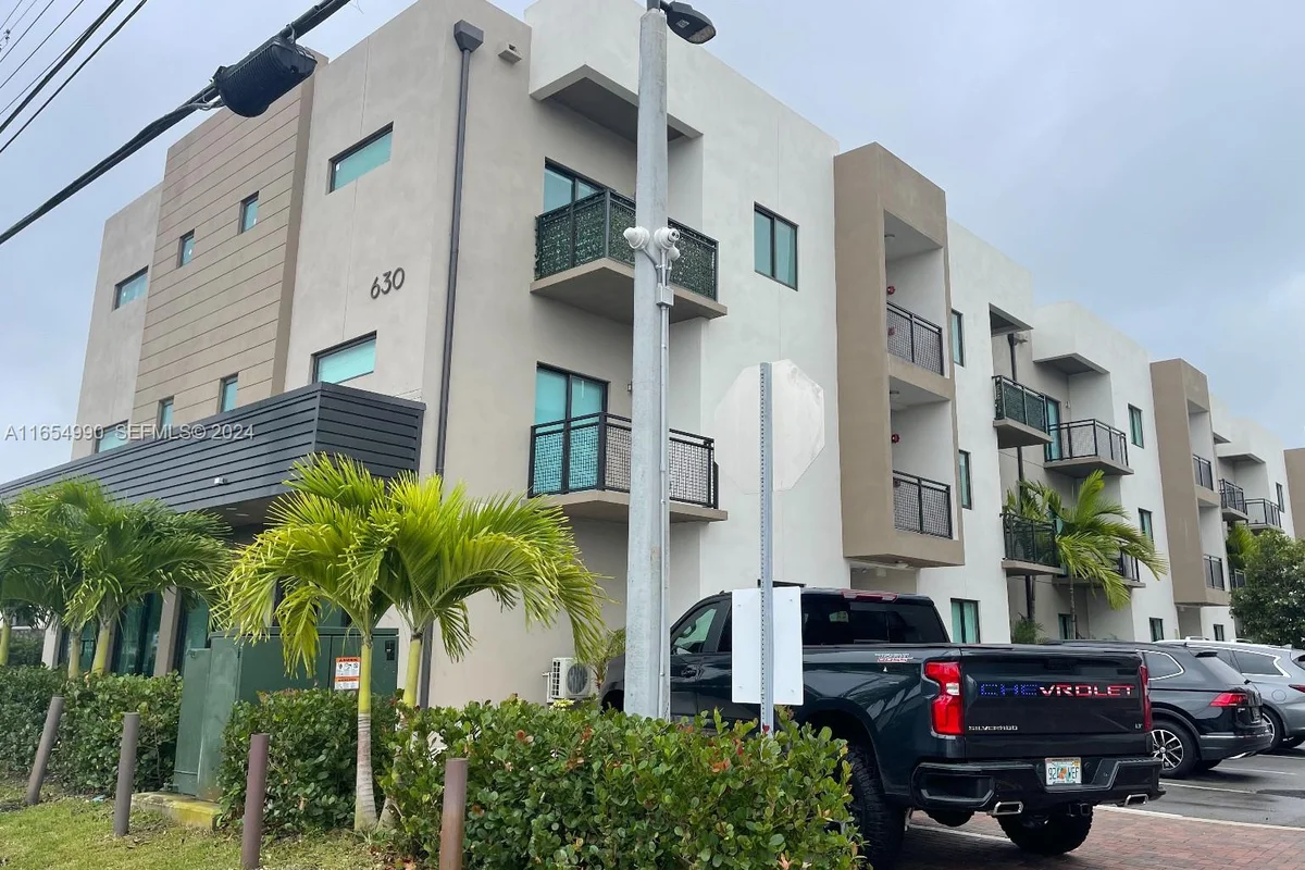 640 W 18th St #107, Hialeah: photo 1 of 8