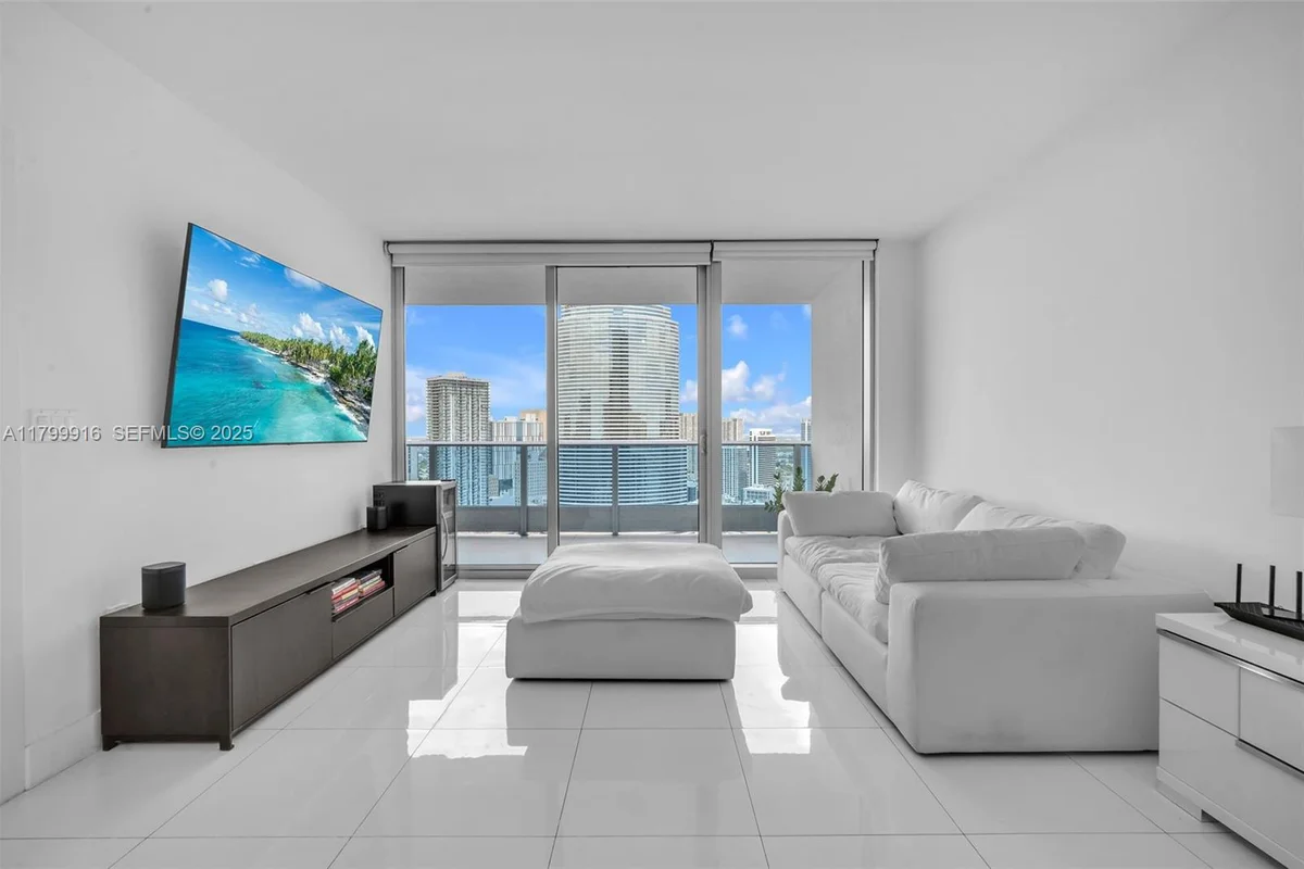 200 Biscayne Boulevard Way #4012, Miami: photo 1 of 26