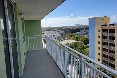 219 NW 12th Ave #1004, Miami: photo 1 of 10