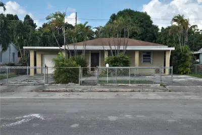 961 E 32nd St, Hialeah: photo 1 of 33