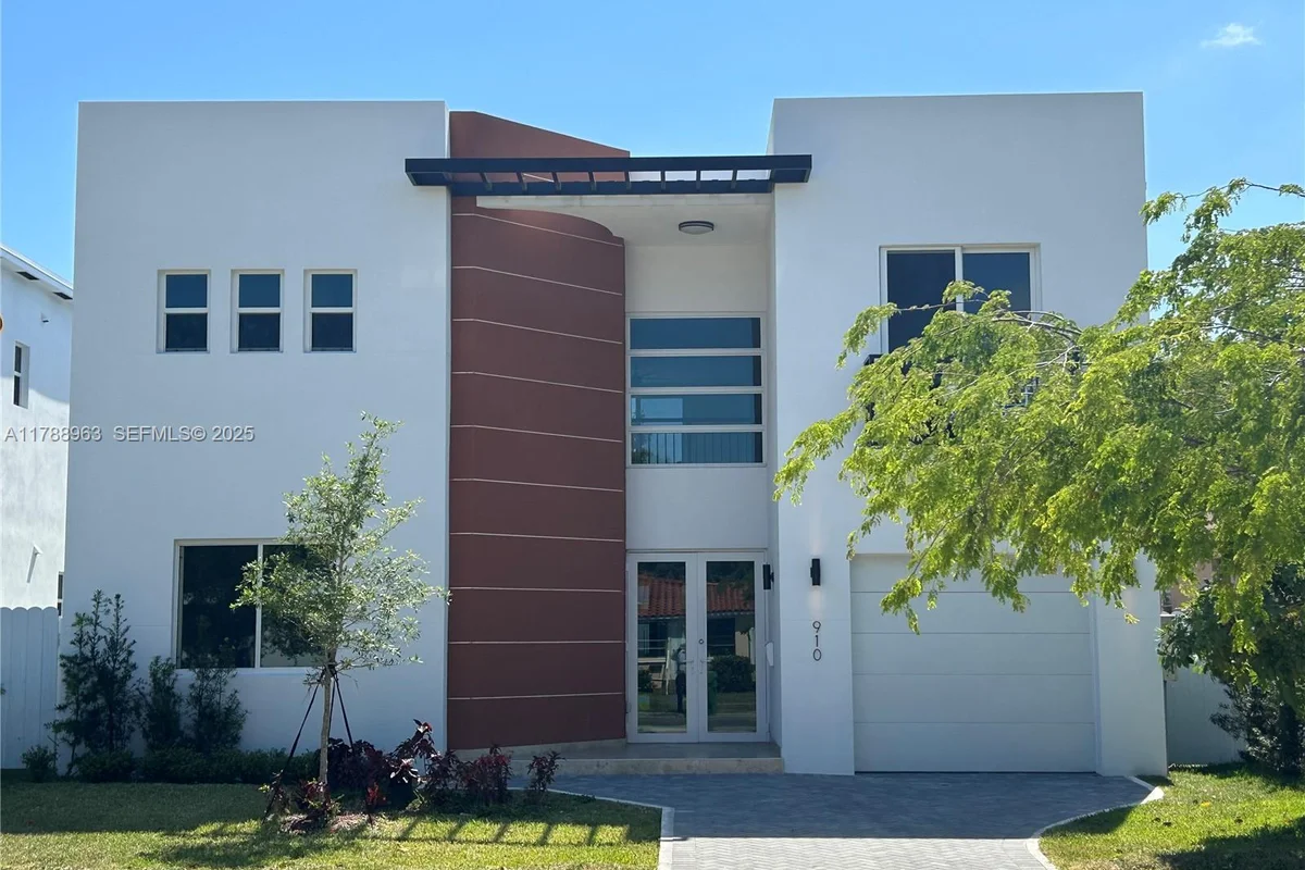 910 SW 24th Rd, Miami: photo 1 of 38