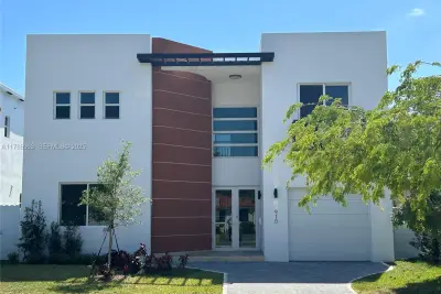 910 SW 24th Rd, Miami: photo 1 of 38