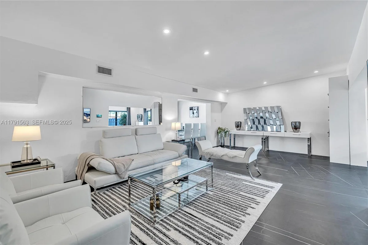 560 NW 116th Ter, Miami: photo 1 of 50