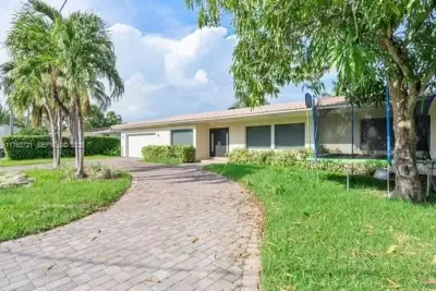 16473 NE 31st Ave, North Miami Beach: photo 1 of 41
