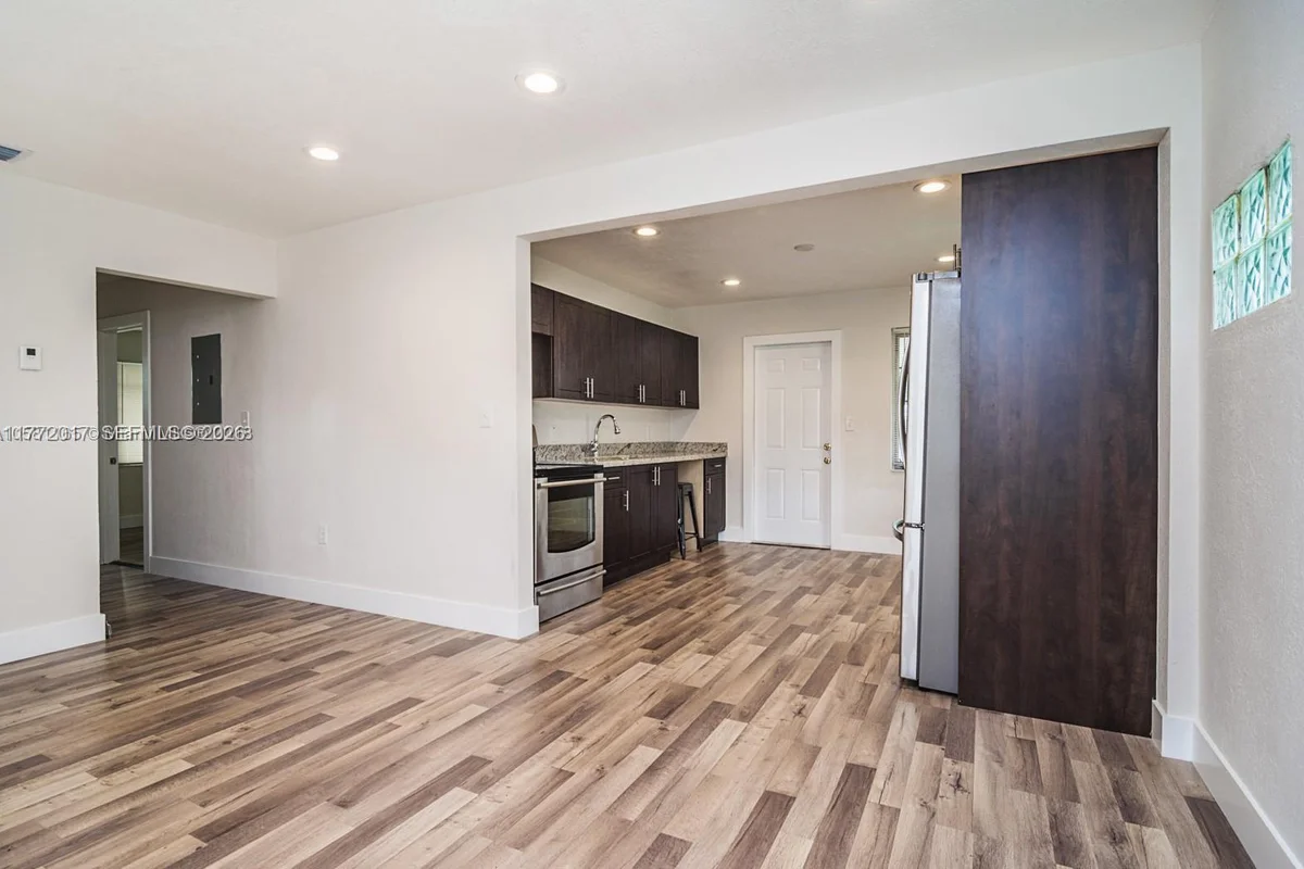 2542 Fillmore St, Hollywood: photo 1 of 12