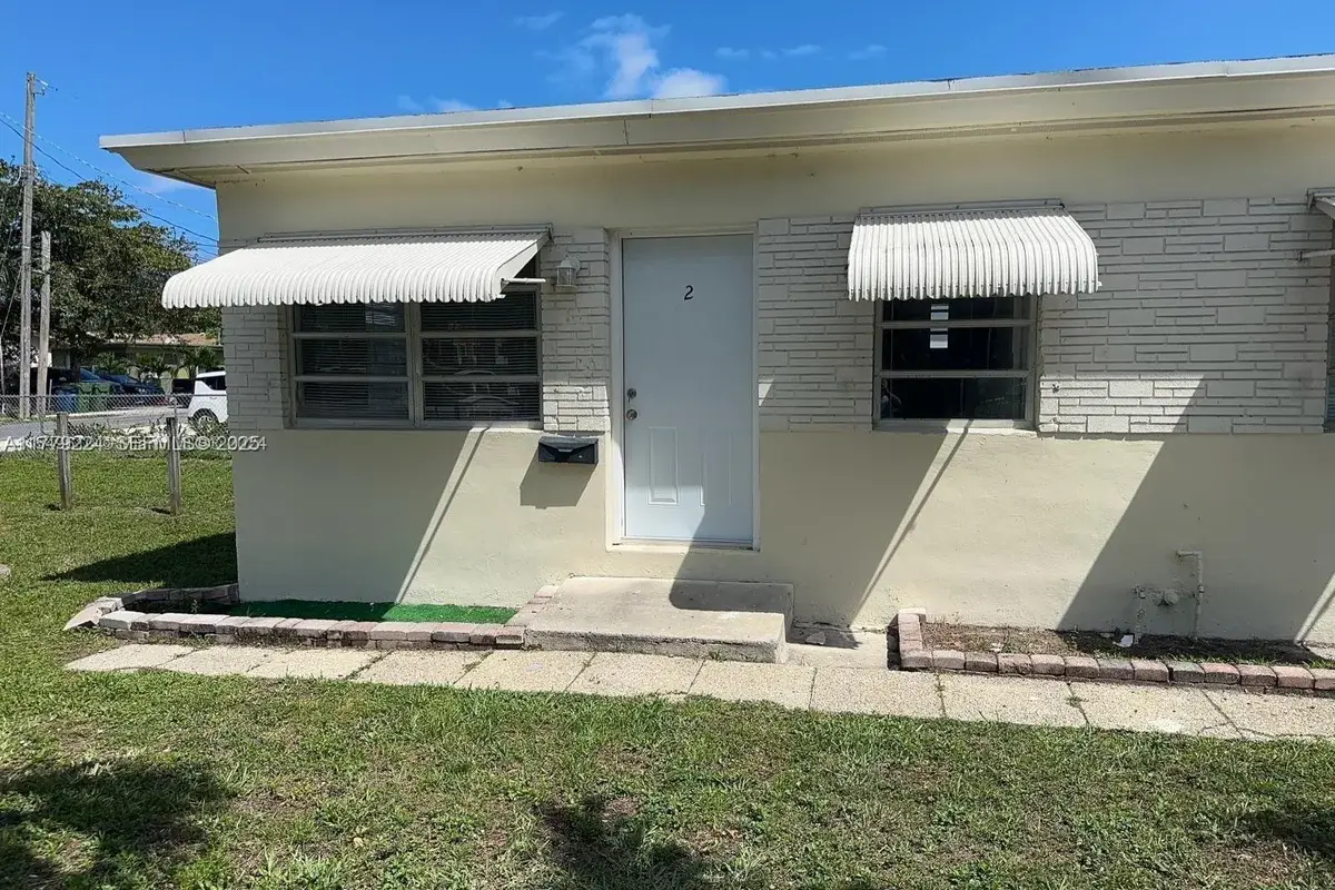 756 NW 5th St, Hallandale Beach: photo 1 of 17