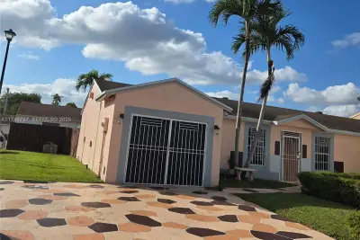 6771 NW 199th Ter, Hialeah: photo 1 of 43