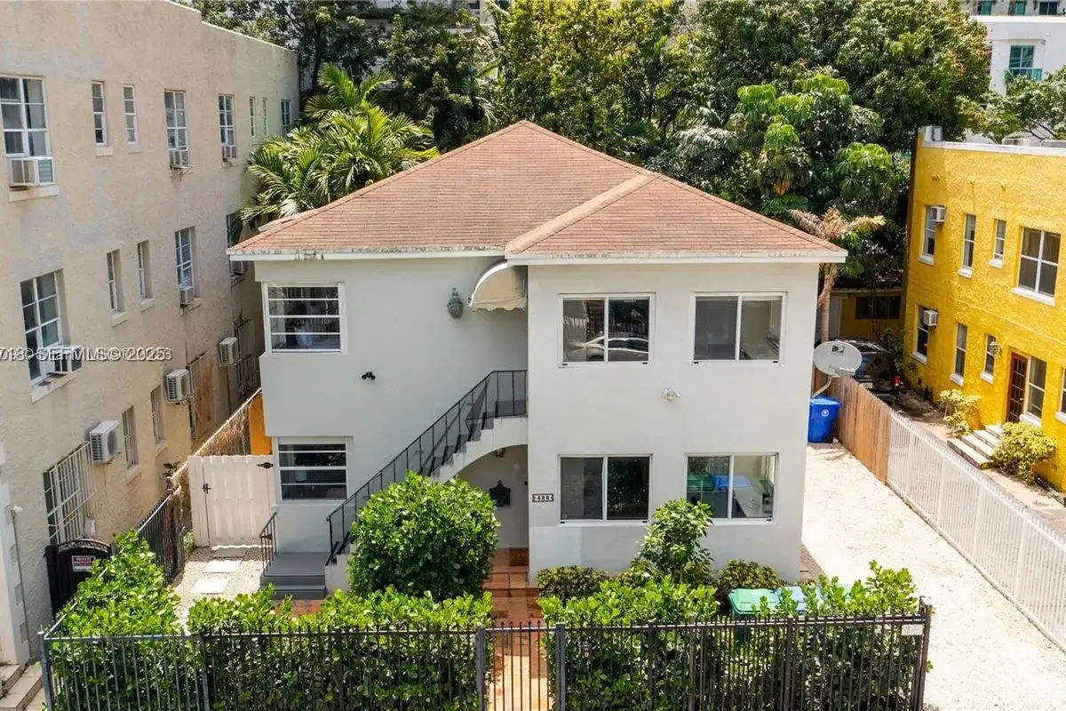 426 NE 26th St, Miami: photo 1 of 26