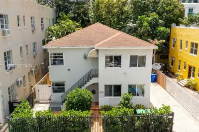 426 NE 26th St, Miami: photo 1 of 26
