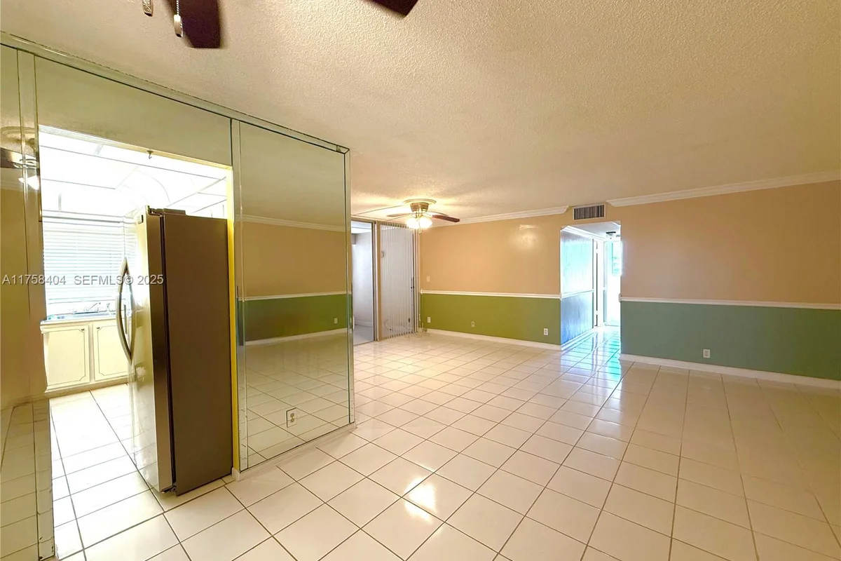 920 NE 199th St #4J, Miami: photo 1 of 24