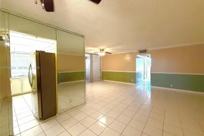 920 NE 199th St #4J, Miami: photo 1 of 24