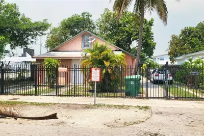 683 NW 30th St, Miami: photo 1 of 8