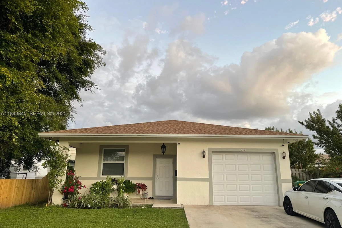 210 SW 4th St, Dania Beach: photo 1 of 23