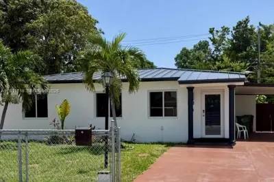330 W 40th Pl, Hialeah: photo 1 of 18