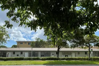 1346 NW 6th St, Miami: photo 1 of 8