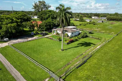 1921 SW 112th Ave, Davie: photo 1 of 27