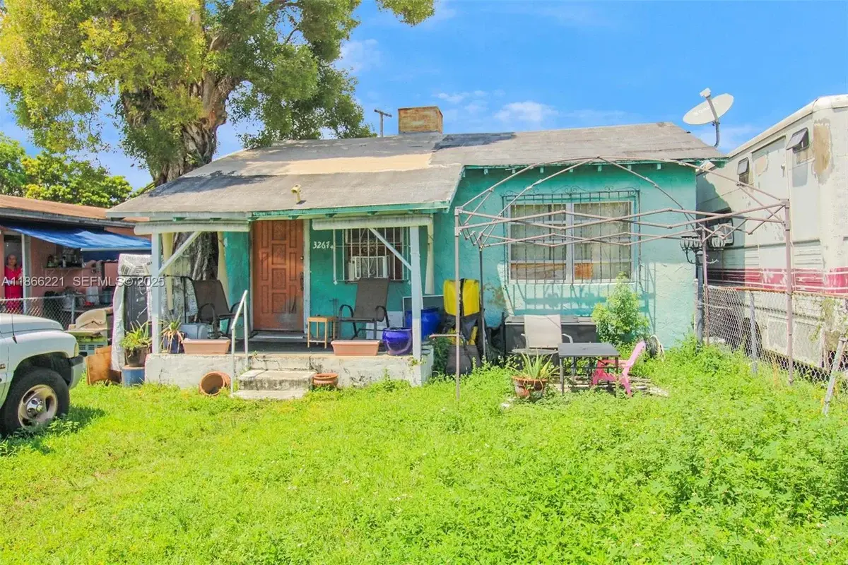 3267 NW 35th St, Miami: photo 1 of 8