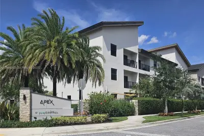 8175 NW 104th Ave #35, Doral: photo 1 of 17