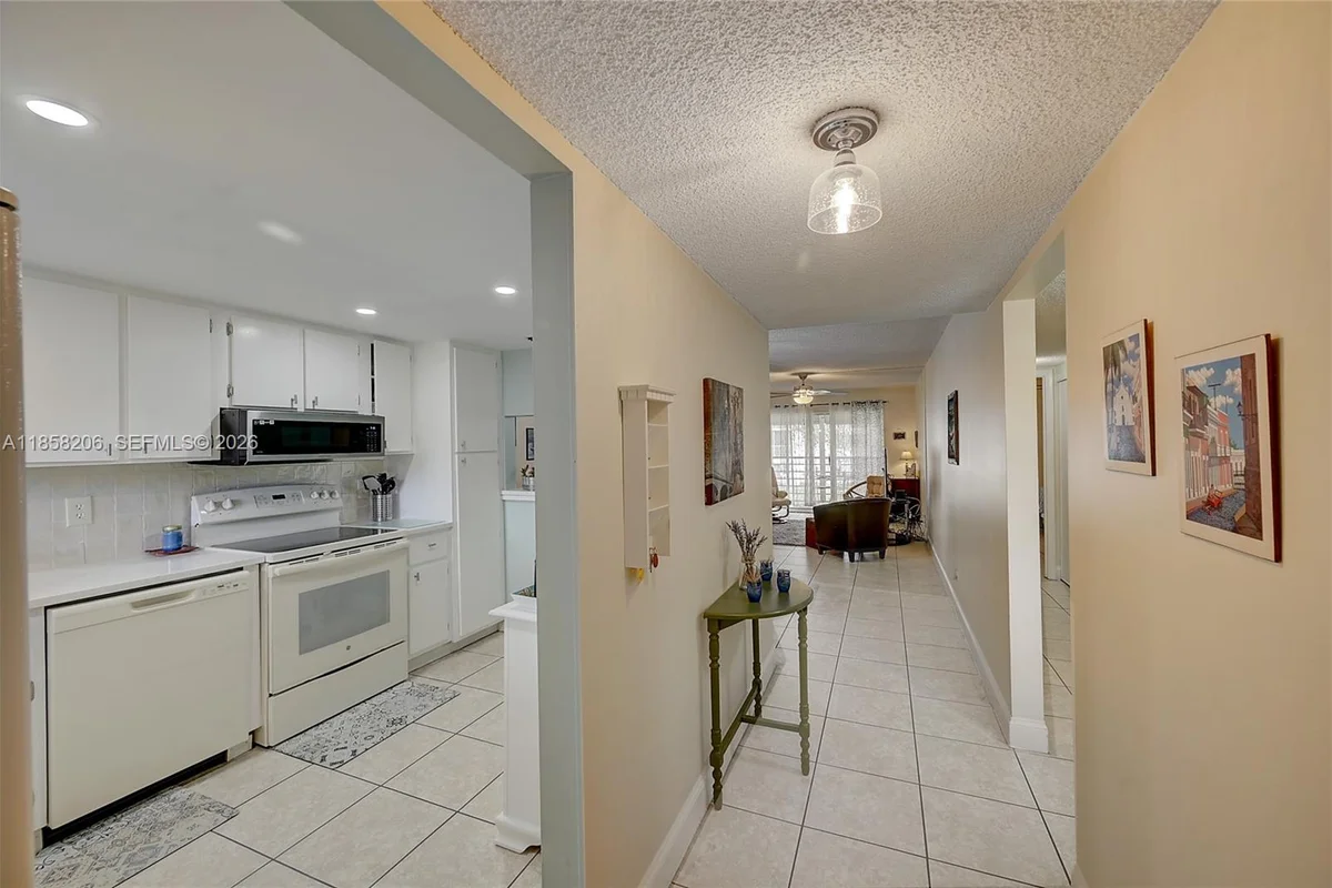 3186 Via Poinciana #203, Lake Worth: photo 1 of 30