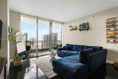 92 SW 3rd St #4312, Miami: photo 1 of 20