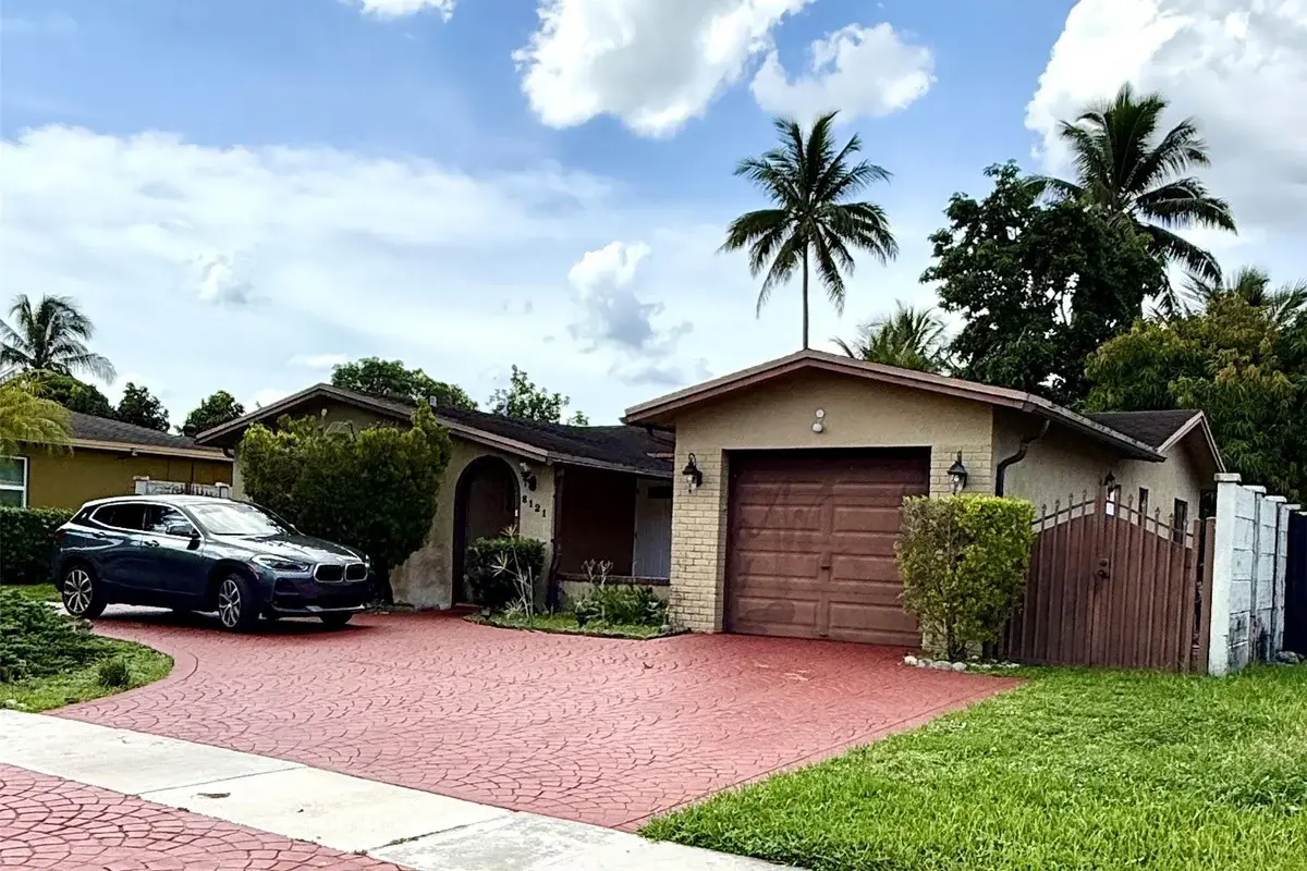 8121 SW 8th St, North Lauderdale: photo 1 of 16
