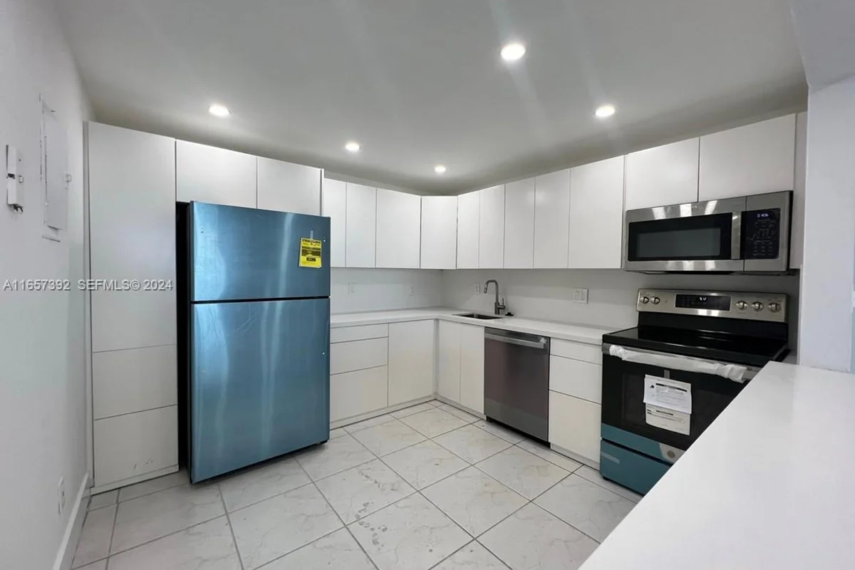 13499 Biscayne Blvd #1405, North Miami: photo 1 of 18