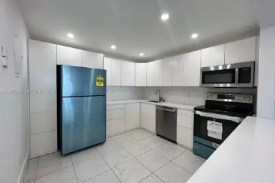 13499 Biscayne Blvd #1405, North Miami: photo 1 of 18