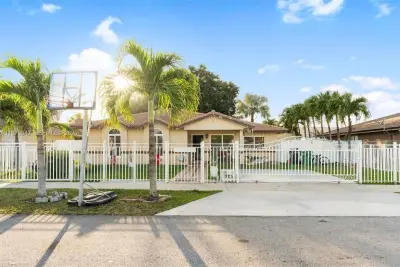 17874 SW 114th Ave, Miami: photo 1 of 18