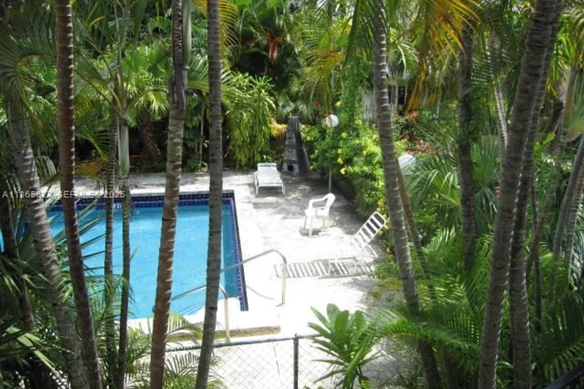 645 NE 77th St #6, Miami: photo 1 of 10