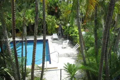 645 NE 77th St #6, Miami: photo 1 of 10